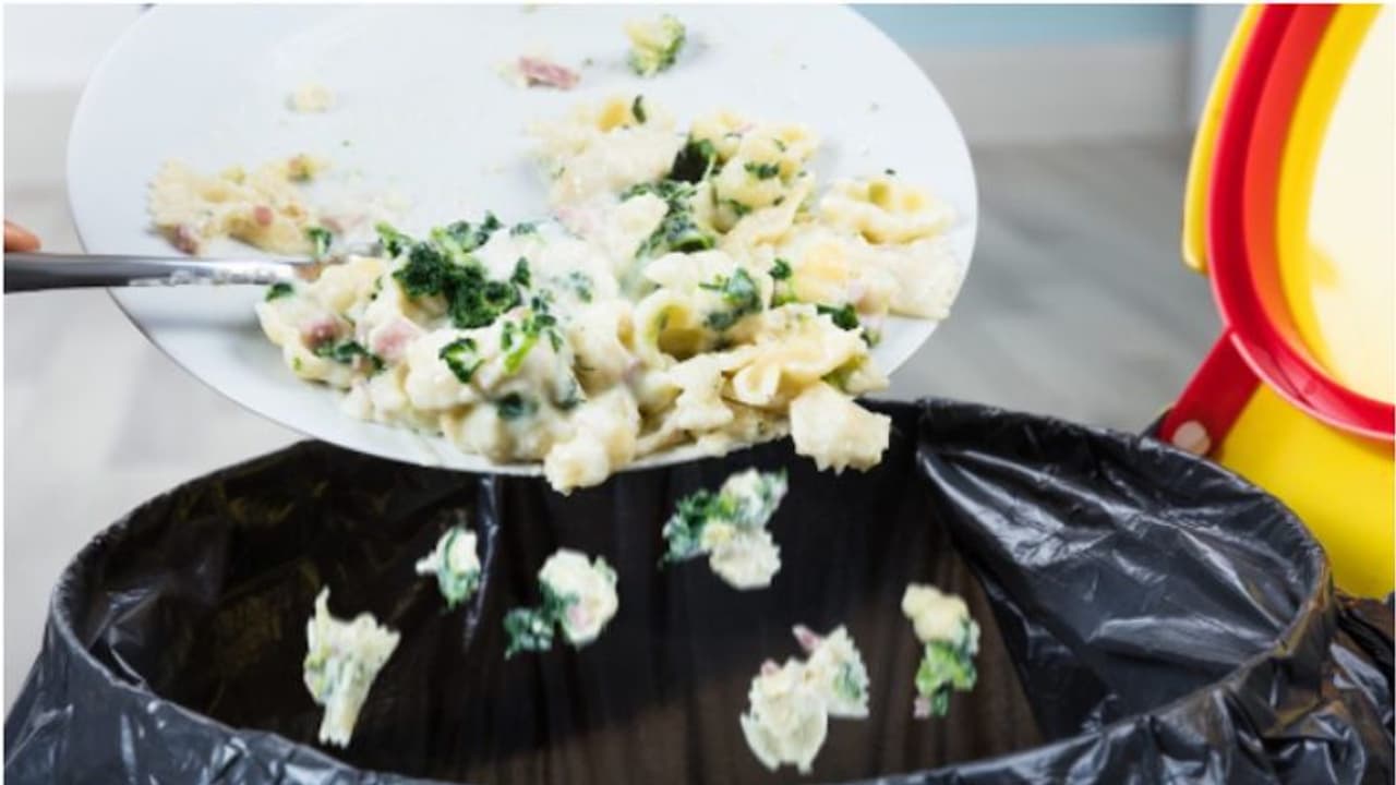 വീടുകളില് ഭക്ഷണം പാഴാക്കിയാല് കര്ശന നടപടി; മുന്നറിയിപ്പ് നല്കി അധികൃതര്, പിഴ ചുമത്തുന്നത് പരിഗണനയില് വീടുകളില് ഭക്ഷണം പാഴാക്കിയാല് കര്ശന നടപടി; മുന്നറിയിപ്പ് നല്കി അധികൃതര്, പിഴ ചുമത്തുന്നത് പരിഗണനയില്