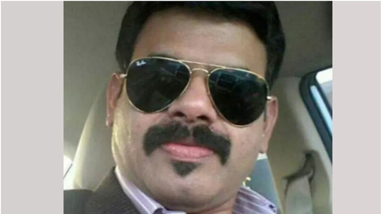 ഫുട്ബോള് കളിക്കിടെ കുഴഞ്ഞുവീണ പ്രവാസി മലയാളി മരിച്ചു ഫുട്ബോള് കളിക്കിടെ കുഴഞ്ഞുവീണ പ്രവാസി മലയാളി മരിച്ചു