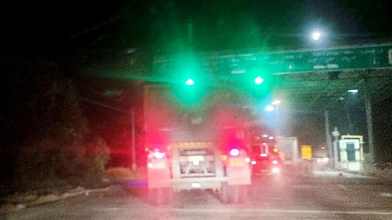 ಚಾಮರಾಜನಗರ: ರಾಜಧನ ವಂಚಿಸಿ ಕೇರಳಕ್ಕೆ ಕರಿ, ಬಿಳಿ ಕಲ್ಲು, ಅಧಿಕಾರಿಗಳು ಶಾಮೀಲು? ಚಾಮರಾಜನಗರ: ರಾಜಧನ ವಂಚಿಸಿ ಕೇರಳಕ್ಕೆ ಕರಿ, ಬಿಳಿ ಕಲ್ಲು, ಅಧಿಕಾರಿಗಳು ಶಾಮೀಲು?