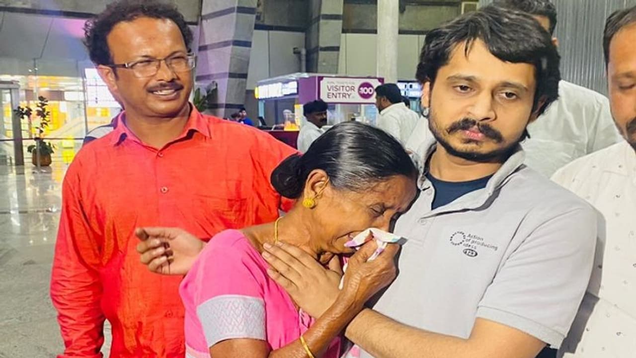 ಸುವರ್ಣ ನ್ಯೂಸ್ ಬಿಗ್ ಇಂಪ್ಯಾಕ್ಟ್: ಸೌದಿ ಜೈಲಿಂದ ಬಿಡುಗಡೆ, ಕುಟುಂಬ ಕಂಡು ಕಣ್ಣೀರಿಟ್ಟ ಯುವಕ..! ಸುವರ್ಣ ನ್ಯೂಸ್ ಬಿಗ್ ಇಂಪ್ಯಾಕ್ಟ್: ಸೌದಿ ಜೈಲಿಂದ ಬಿಡುಗಡೆ, ಕುಟುಂಬ ಕಂಡು ಕಣ್ಣೀರಿಟ್ಟ ಯುವಕ..!