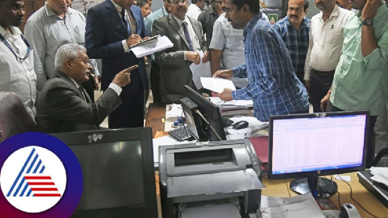 11 ಭೂಮಾಪನ ಕಚೇರಿಗಳ ಮೇಲೆ ಲೋಕಾಯುಕ್ತ ದಾಳಿ 11 ಭೂಮಾಪನ ಕಚೇರಿಗಳ ಮೇಲೆ ಲೋಕಾಯುಕ್ತ ದಾಳಿ