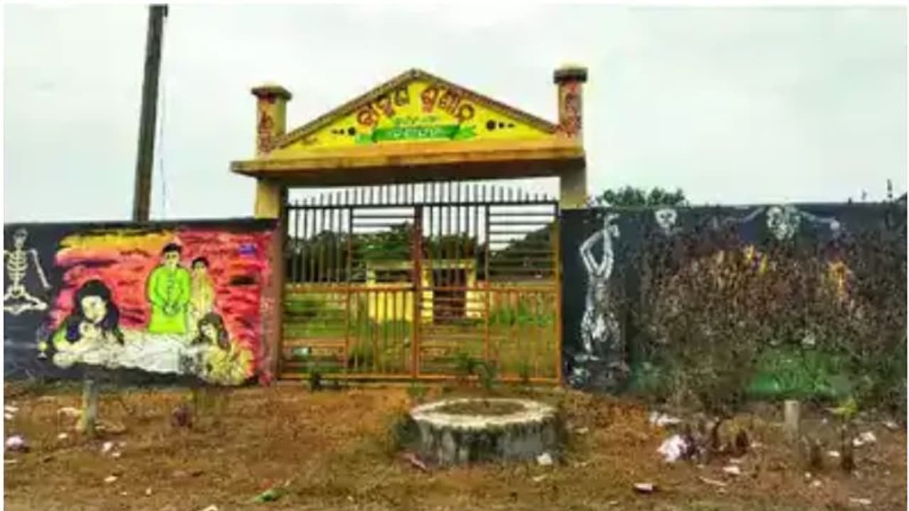 മരണത്തിൽപ്പോലും ജാതി, ബ്രാഹ്മണർക്ക് മാത്രമായി ശ്മശാനം, മറ്റുജാതിക്കാരെ അടുപ്പിക്കില്ല;സമരവുമായി ദലിത് വിഭാഗം മരണത്തിൽപ്പോലും ജാതി, ബ്രാഹ്മണർക്ക് മാത്രമായി ശ്മശാനം, മറ്റുജാതിക്കാരെ അടുപ്പിക്കില്ല;സമരവുമായി ദലിത് വിഭാഗം