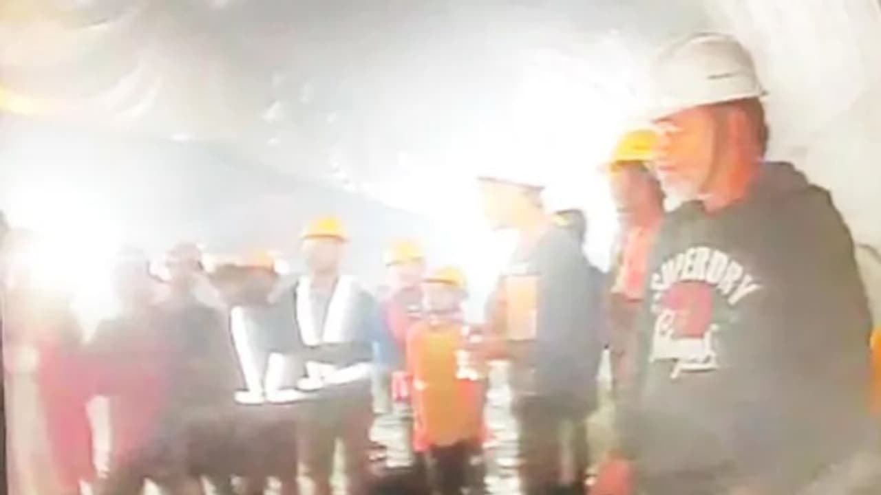 உத்தரகாண்ட் சுரங்க விபத்து.. 10 நாளாக சிக்கியுள்ள 41 பேர் உள்ளே உள்ள ஊழியர்களின் உருக்கமான வீடியோ வெளியீடு!