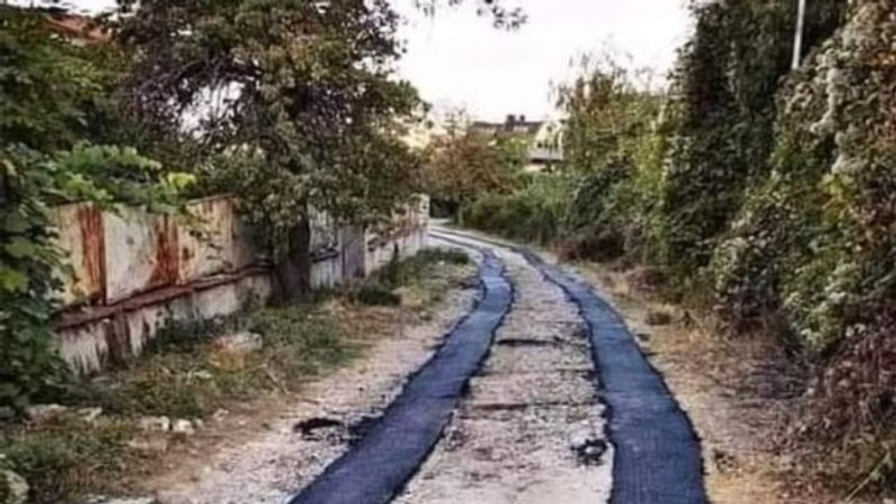 രണ്ട് വശത്തും ടയര് പോകാന് പാകത്തില് മാത്രം ടാറിംഗ്; കേരളത്തിലോ വിചിത്ര റോഡ്! Fact Check രണ്ട് വശത്തും ടയര് പോകാന് പാകത്തില് മാത്രം ടാറിംഗ്; കേരളത്തിലോ വിചിത്ര റോഡ്! Fact Check