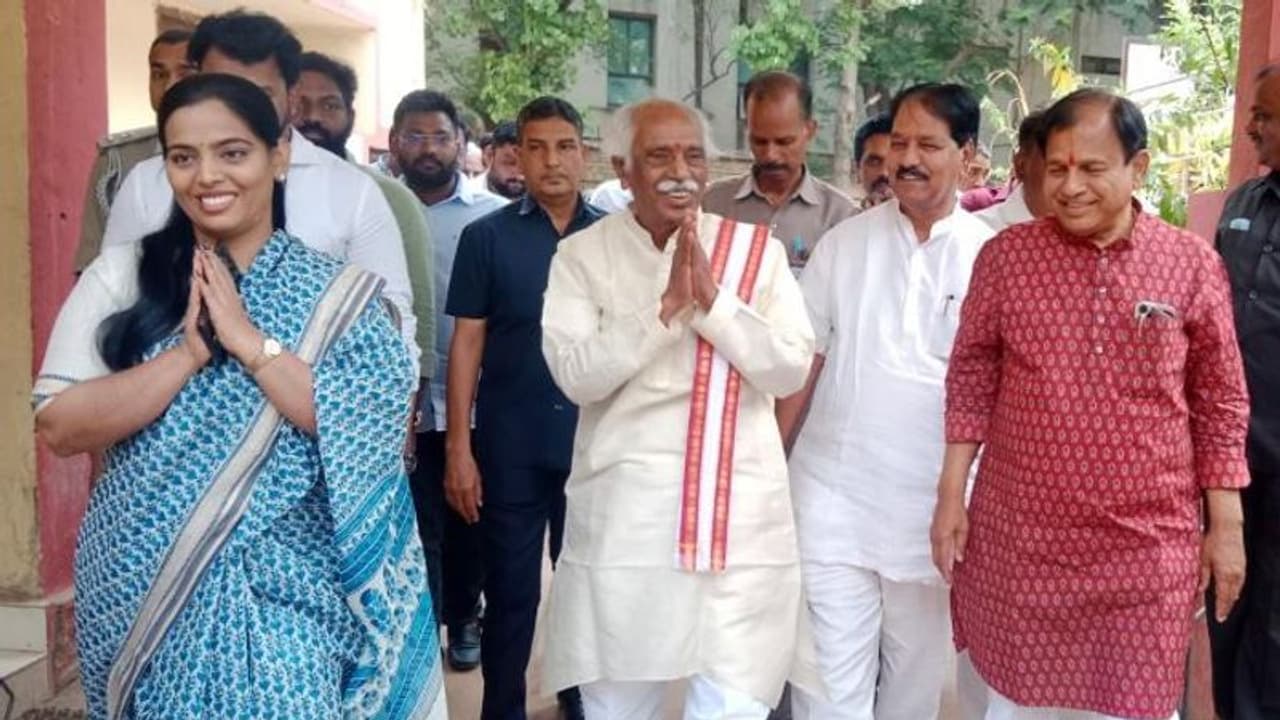 Bandaru Vijayalakshmi : బిఆర్ఎస్ నాయకులతో గవర్నర్ దత్తాత్రేయ కూతురు... అసలేం జరిగింది... Bandaru Vijayalakshmi : బిఆర్ఎస్ నాయకులతో గవర్నర్ దత్తాత్రేయ కూతురు... అసలేం జరిగింది...