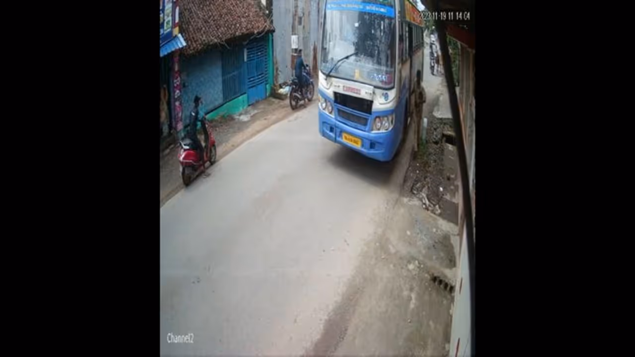 நாகையில் மாடு முட்ட வந்ததால் நிலை தடுமாறி கீழே விழுந்தவர் பேருந்தில் சிக்கி பலி நாகையில் மாடு முட்ட வந்ததால் நிலை தடுமாறி கீழே விழுந்தவர் பேருந்தில் சிக்கி பலி