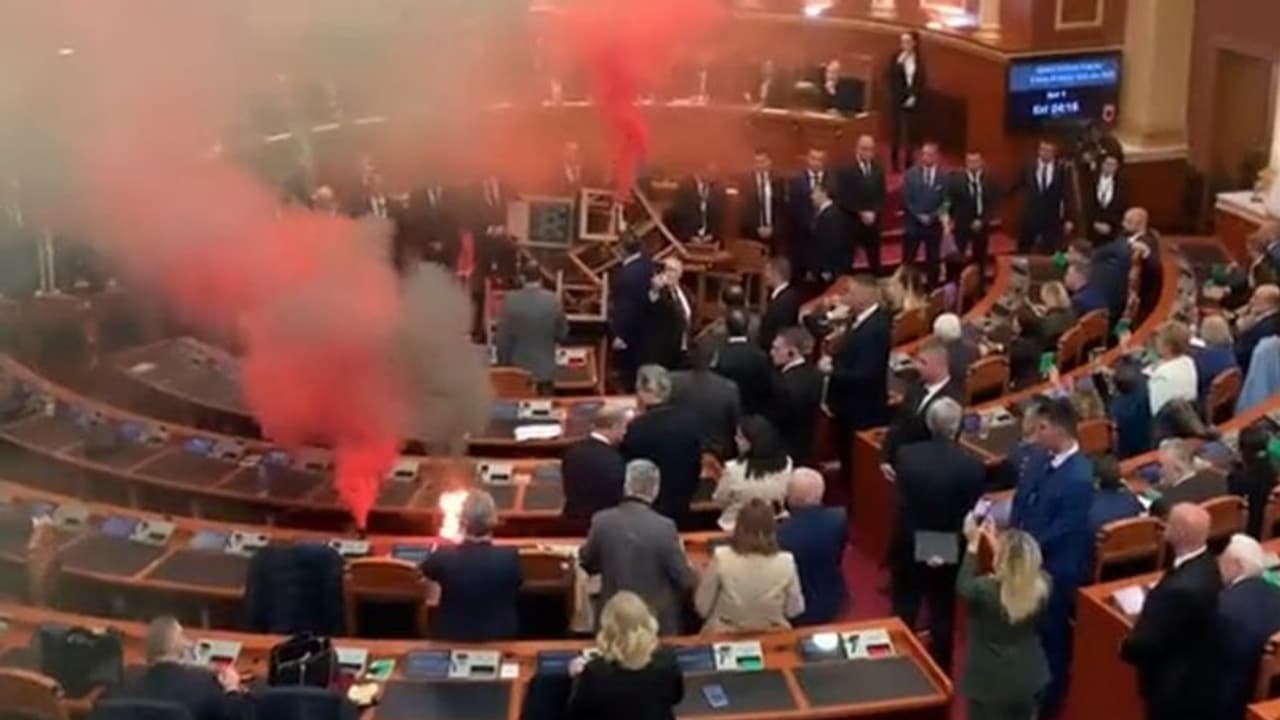 2024 பட்ஜெட் வாக்கெடுப்பை சீர்குலைக்க முயற்சி: அல்பேனிய நாடாளுமன்றத்தில் தீ வைத்த எம்.பி.க்கள்! 2024 பட்ஜெட் வாக்கெடுப்பை சீர்குலைக்க முயற்சி: அல்பேனிய நாடாளுமன்றத்தில் தீ வைத்த எம்.பி.க்கள்!