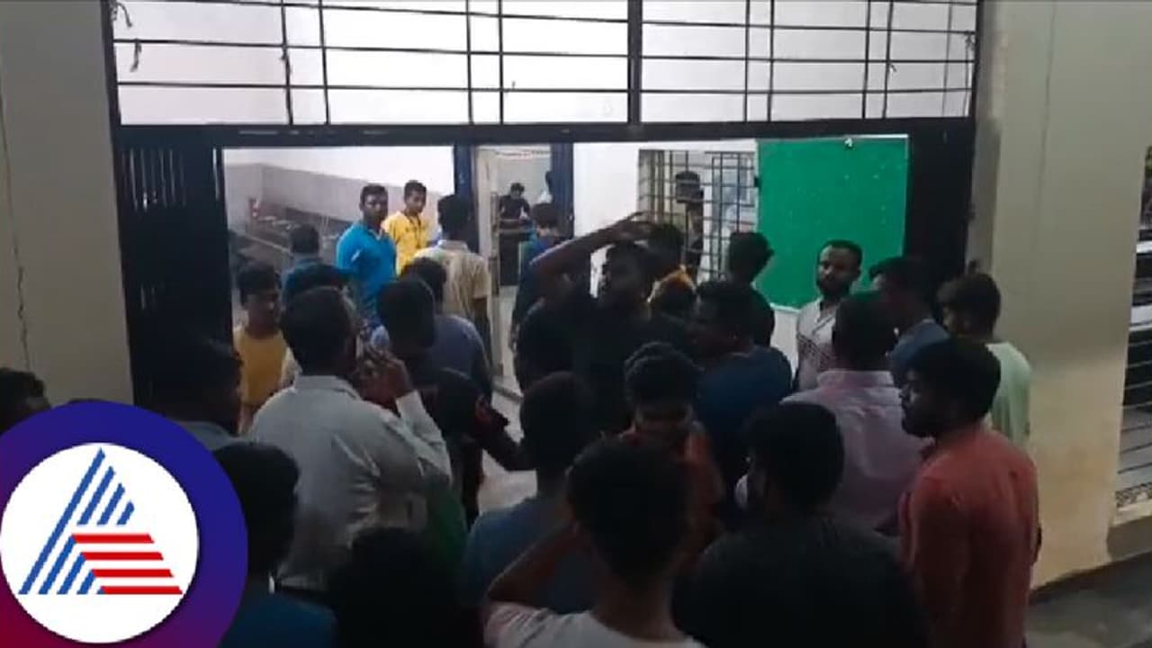 ಬೆಂಗಳೂರು ವಿವಿ ಹಾಸ್ಟೆಲ್ ಊಟದಲ್ಲಿ ಹುಳ ಪತ್ತೆ; ವಿದ್ಯಾರ್ಥಿಗಳು ಪ್ರತಿಭಟನೆ ಬೆಂಗಳೂರು ವಿವಿ ಹಾಸ್ಟೆಲ್ ಊಟದಲ್ಲಿ ಹುಳ ಪತ್ತೆ; ವಿದ್ಯಾರ್ಥಿಗಳು ಪ್ರತಿಭಟನೆ