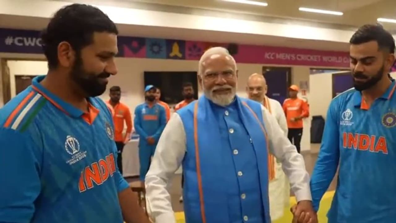 പ്രധാനമന്ത്രി ഡ്രസ്സിംഗ് റൂമിൽ നേരിട്ടെത്തി ആശ്വസിപ്പിച്ചിട്ടും സങ്കടം മറയ്ക്കാനാവാതെ രോഹിത്തും കോലിയും വീഡിയോ പ്രധാനമന്ത്രി ഡ്രസ്സിംഗ് റൂമിൽ നേരിട്ടെത്തി ആശ്വസിപ്പിച്ചിട്ടും സങ്കടം മറയ്ക്കാനാവാതെ രോഹിത്തും കോലിയും വീഡിയോ