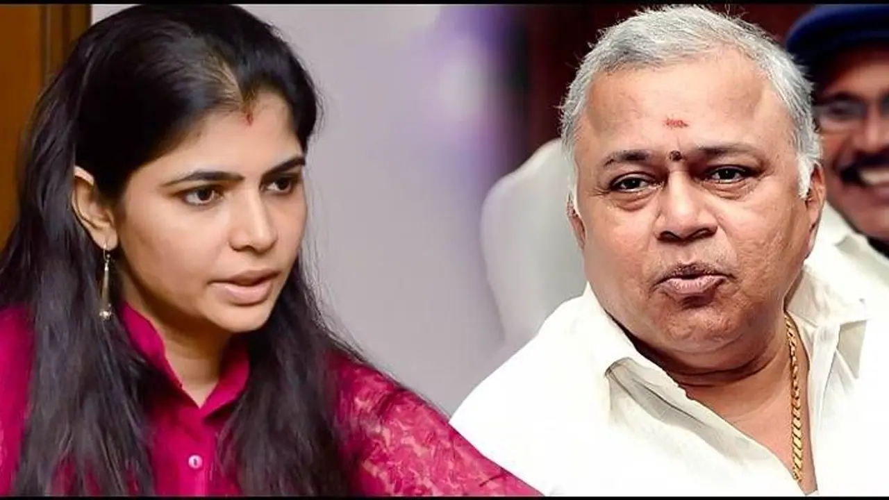 மன்சூர் அலிகானை டீல் பன்ற விதம் ஓ.கே. தான்.. ஆனா ராதாரவியை யாரும் கண்டுக்கலயே.. சின்மயி ட்வீட்.. 