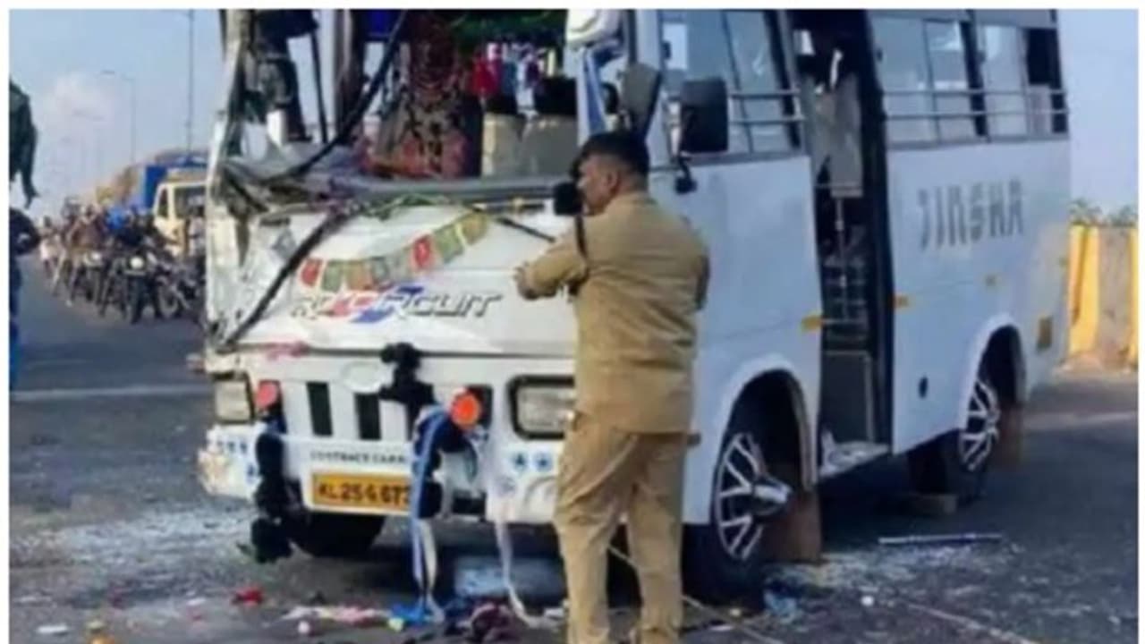 കൃപാസനത്തിലേക്ക് പോയ മിനി ബസ് മിനിലോറിയുമായി കൂട്ടിയിച്ചു; നിരവധിപ്പേര്‍ക്ക് പരിക്ക്, ഡ്രൈവറുടെ നില ഗുരുതരം