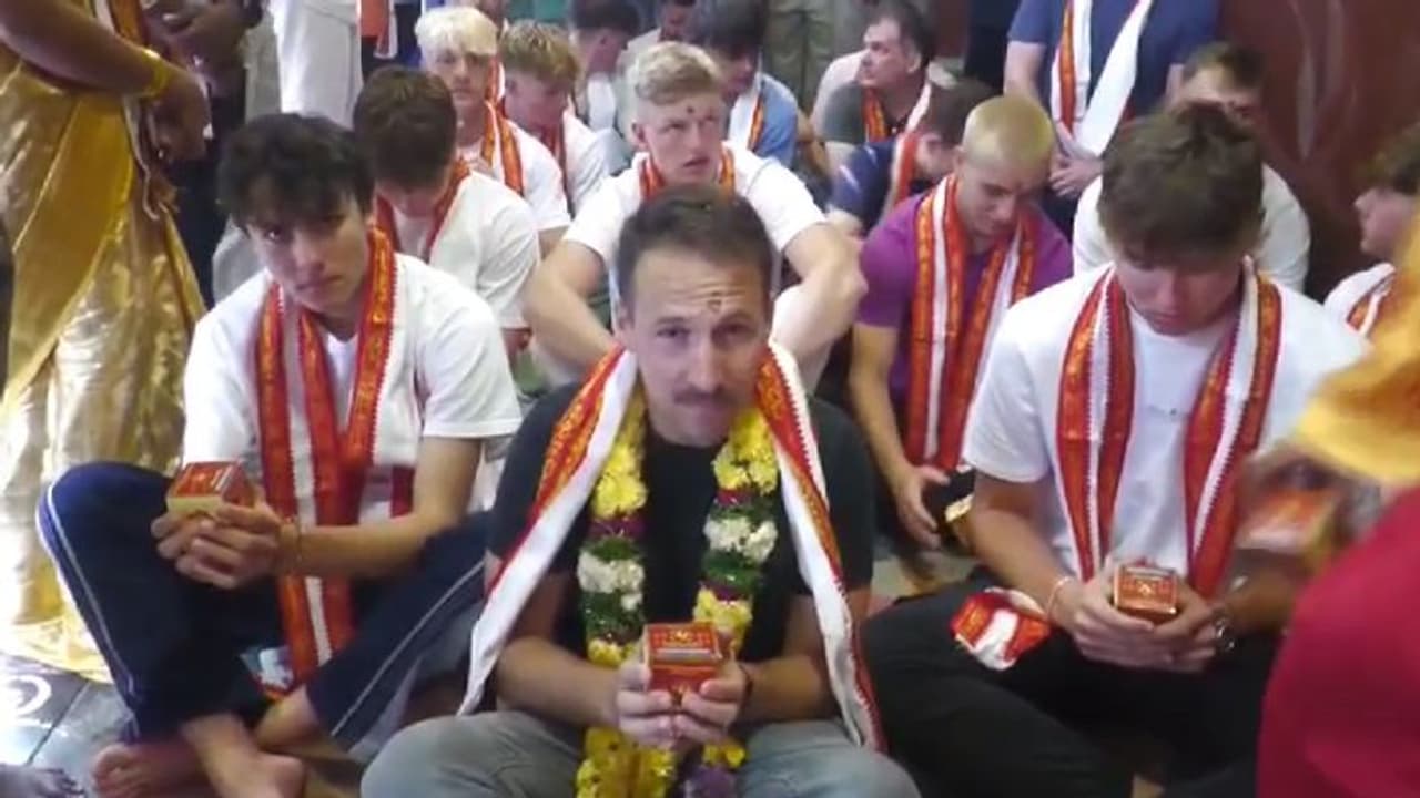 విజయవాడ దుర్గమ్మ సన్నిధిలో ఇంగ్లాండ్ క్రికెటర్లు (వీడియో) విజయవాడ దుర్గమ్మ సన్నిధిలో ఇంగ్లాండ్ క్రికెటర్లు (వీడియో)