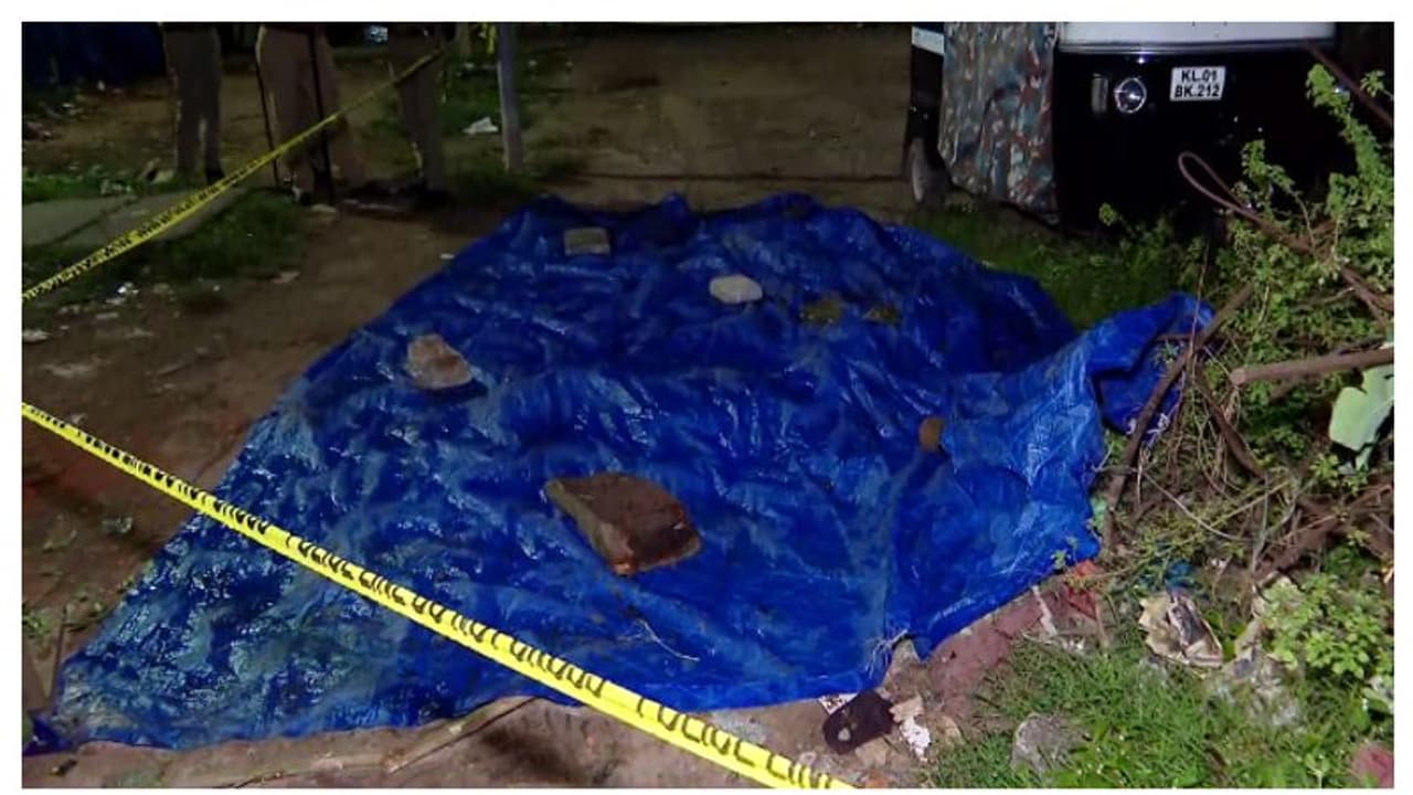 തിരുവനന്തപുരം കരിമഠം കോളനിയിൽ യുവാവിനെ വെട്ടിക്കൊന്നു തിരുവനന്തപുരം കരിമഠം കോളനിയിൽ യുവാവിനെ വെട്ടിക്കൊന്നു