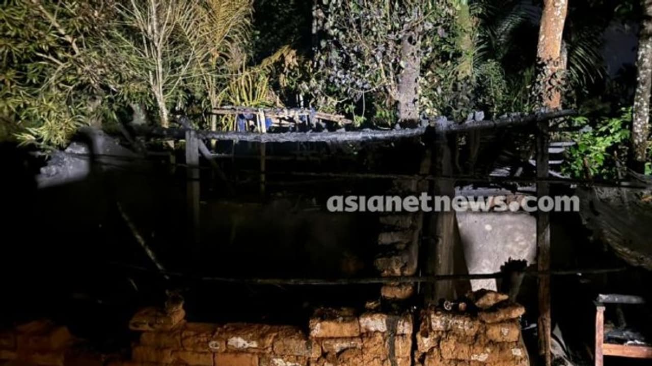 നിർമ്മാണത്തിലിരുന്ന വീടിന് തൊട്ടടുത്തെ ഷെഡിന് തീപിടിച്ചു, വയോധികൻ വെന്തുമരിച്ചു; ഭാര്യക്ക് ഗുരുതര പരിക്ക് നിർമ്മാണത്തിലിരുന്ന വീടിന് തൊട്ടടുത്തെ ഷെഡിന് തീപിടിച്ചു, വയോധികൻ വെന്തുമരിച്ചു; ഭാര്യക്ക് ഗുരുതര പരിക്ക്