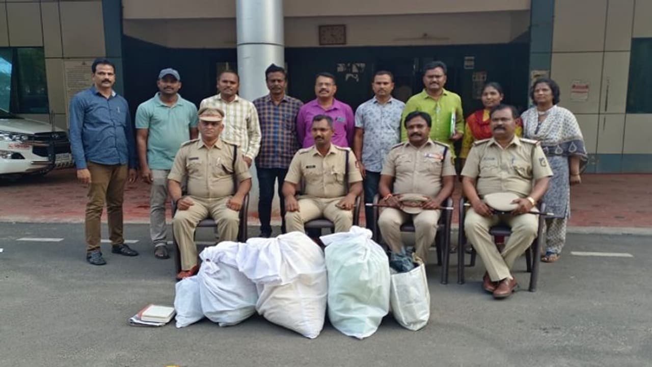 ಬಳ್ಳಾರಿಯಲ್ಲಿ ಎಗ್ಗಿಲ್ಲದೇ ನಡೆಯುತ್ತಿದೆಯಾ ಗಾಂಜಾ ದಂಧೆ?: ಸಿನಿಮೀಯ ರೀತಿಯಲ್ಲಿ ಪೊಲೀಸರ ದಾಳಿ