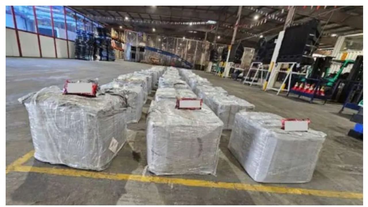 ബില്ലിൽ വസ്ത്രങ്ങൾ; സംശയം തോന്നി പരിശോധന, കസ്റ്റംസ് കണ്ടെത്തിയത് വൻ പുകയില ശേഖരം ബില്ലിൽ വസ്ത്രങ്ങൾ; സംശയം തോന്നി പരിശോധന, കസ്റ്റംസ് കണ്ടെത്തിയത് വൻ പുകയില ശേഖരം