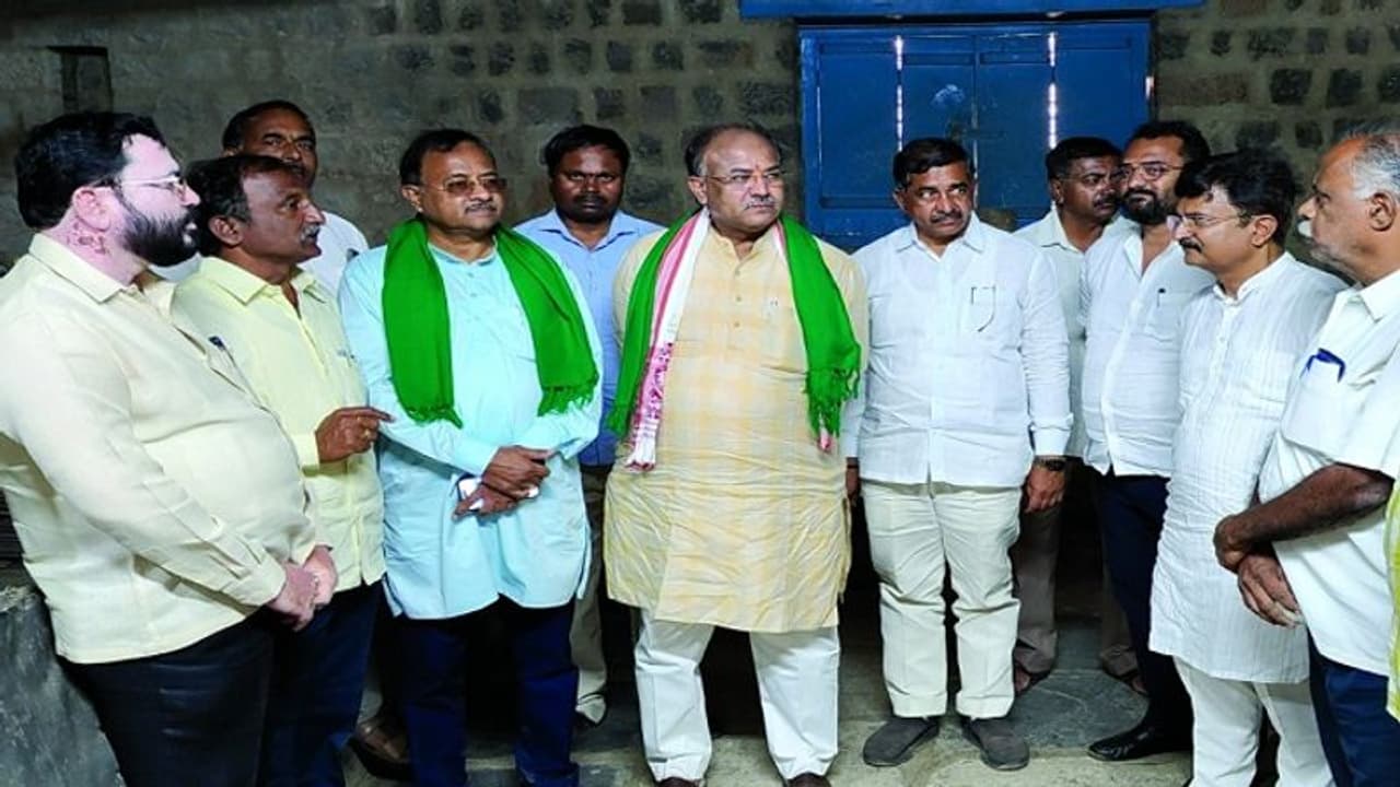 ಪ್ರಚಾರ, ಅಧಿಕಾರ ರಾಜಕಾರಣದಲ್ಲಿ ಕಾಲ ಕಳೆಯುತ್ತಿರುವ ಸಿದ್ದು ಸರ್ಕಾರ: ಅರವಿಂದ ಲಿಂಬಾವಳಿ ಪ್ರಚಾರ, ಅಧಿಕಾರ ರಾಜಕಾರಣದಲ್ಲಿ ಕಾಲ ಕಳೆಯುತ್ತಿರುವ ಸಿದ್ದು ಸರ್ಕಾರ: ಅರವಿಂದ ಲಿಂಬಾವಳಿ