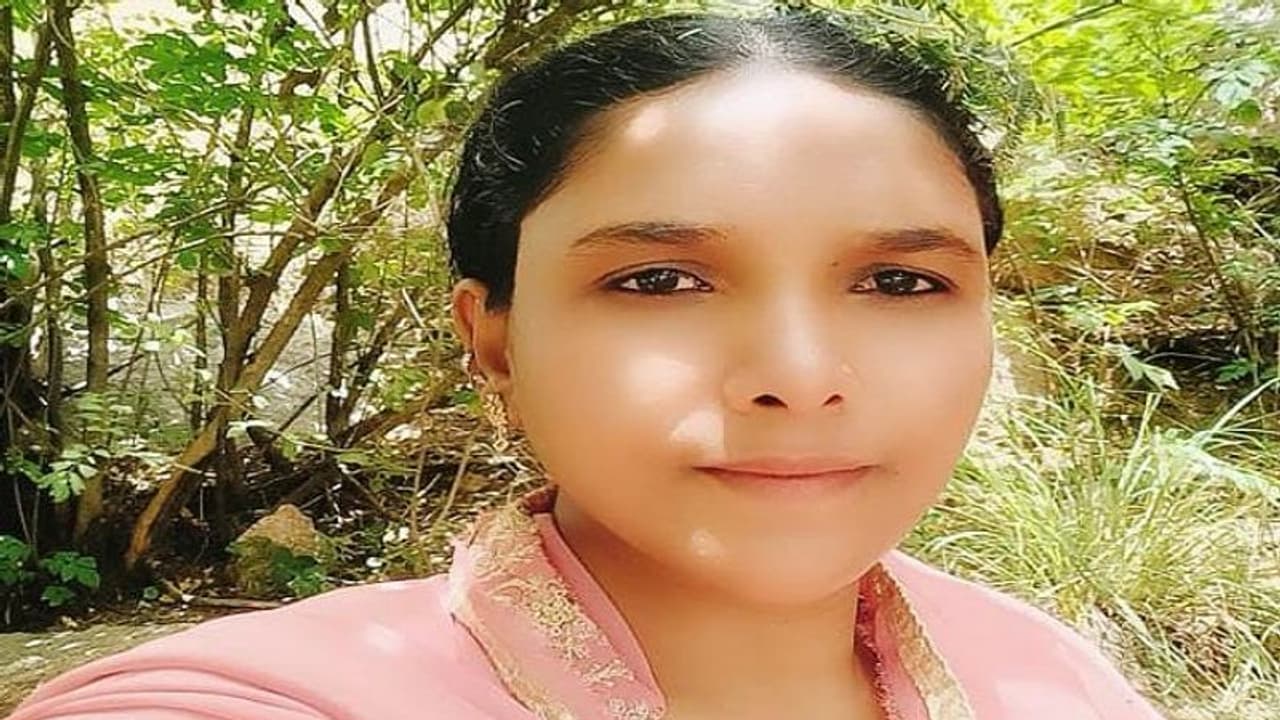 ಕೊರಟಗೆರೆ: ಸ್ವಂತ ಹಣದಿಂದ ಗ್ರಾಮಾಭಿವೃದ್ಧಿಗೆ ಮುಂದಾದ ಗ್ರಾ.ಪಂ ಸದಸ್ಯೆ ಕೊರಟಗೆರೆ: ಸ್ವಂತ ಹಣದಿಂದ ಗ್ರಾಮಾಭಿವೃದ್ಧಿಗೆ ಮುಂದಾದ ಗ್ರಾ.ಪಂ ಸದಸ್ಯೆ