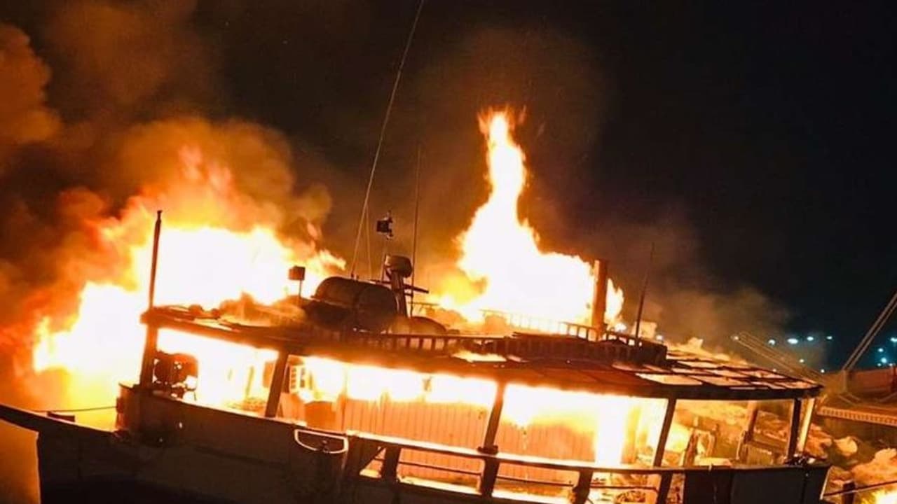boat fire: ముంద్రా పోర్ట్ లో అగ్నిప్రమాదం.. బోటులో చెలరేగిన మంటలు.. boat fire: ముంద్రా పోర్ట్ లో అగ్నిప్రమాదం.. బోటులో చెలరేగిన మంటలు..