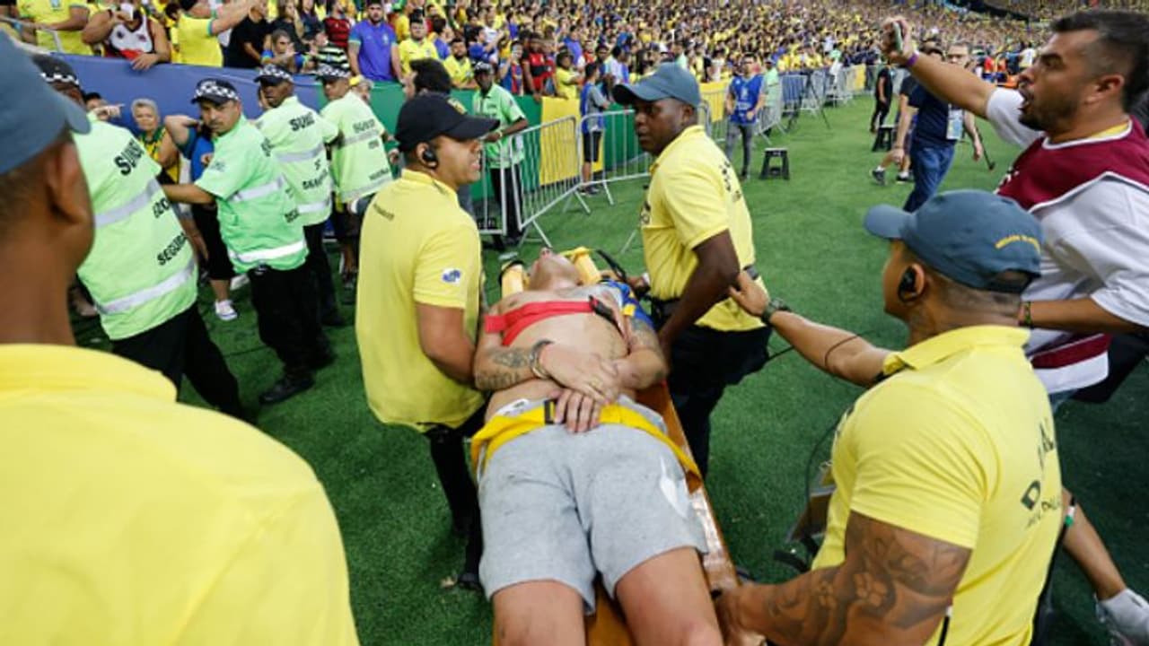 കൂവല്, പോര്വിളി, ഒടുവില് ബ്രസീല് അര്ജന്റീന ആരാധകരുടെ കൂട്ടയടി; കിക്കോഫ് വൈകി, കളംവിട്ട് മെസിയും സംഘവും കൂവല്, പോര്വിളി, ഒടുവില് ബ്രസീല് അര്ജന്റീന ആരാധകരുടെ കൂട്ടയടി; കിക്കോഫ് വൈകി, കളംവിട്ട് മെസിയും സംഘവും