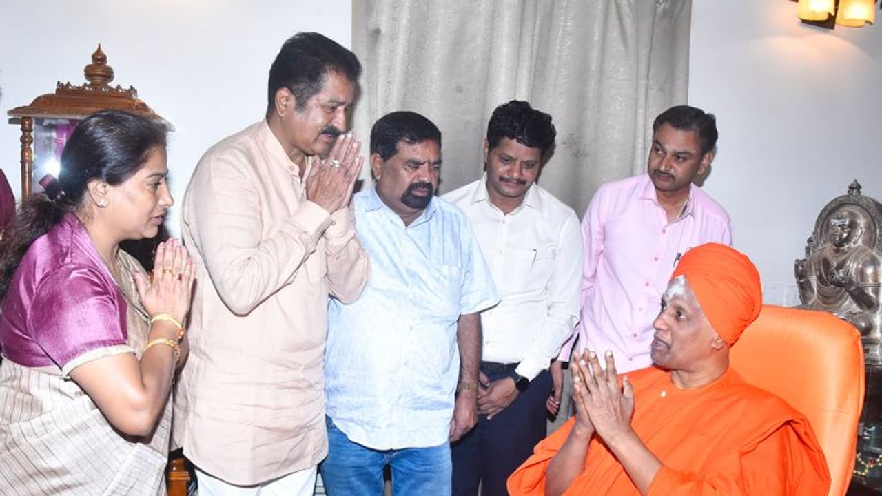 ಸಿದ್ಧಗಂಗೆಗೆ ಕಾಂಗ್ರೆಸ್ ಅಭ್ಯರ್ಥಿ ಶ್ರೀನಿವಾಸ್ ದಂಪತಿ ಭೇಟಿ ಸಿದ್ಧಗಂಗೆಗೆ ಕಾಂಗ್ರೆಸ್ ಅಭ್ಯರ್ಥಿ ಶ್ರೀನಿವಾಸ್ ದಂಪತಿ ಭೇಟಿ