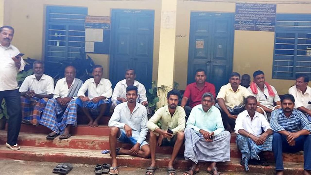 ಬೆಳೆಗಳಿಗೆ ನೀರು ಹರಿಸುವಂತೆ ಒತ್ತಾಯ ಬೆಳೆಗಳಿಗೆ ನೀರು ಹರಿಸುವಂತೆ ಒತ್ತಾಯ