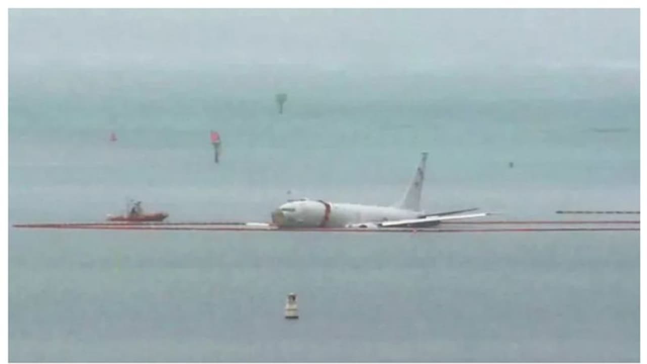 റണ്വേയില് നിന്നും തെന്നിനീങ്ങിയ സൈനിക വിമാനം കടലില് വീണു; യാത്രക്കാര് സുരക്ഷിതര് റണ്വേയില് നിന്നും തെന്നിനീങ്ങിയ സൈനിക വിമാനം കടലില് വീണു; യാത്രക്കാര് സുരക്ഷിതര്