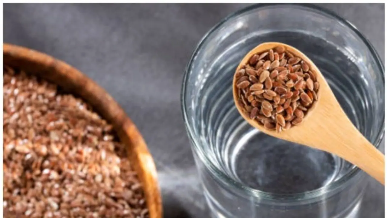 ഫ്ളാക്സ് സീഡ് തിളപ്പിച്ച വെള്ളം കുടിക്കുന്നത് ശീലമാക്കൂ, ഗുണങ്ങൾ പലതാണ് ഫ്ളാക്സ് സീഡ് തിളപ്പിച്ച വെള്ളം കുടിക്കുന്നത് ശീലമാക്കൂ, ഗുണങ്ങൾ പലതാണ്