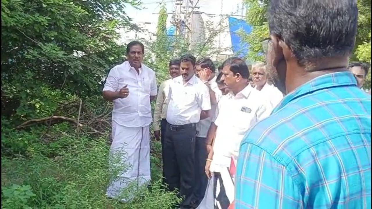 என்னை மறுபடியும் பழைய மூர்த்தியா மாத்தீடாதீங்க; அதிகாரிகளின் செல்பாட்டால் அமைச்சர் ஆவேசம் என்னை மறுபடியும் பழைய மூர்த்தியா மாத்தீடாதீங்க; அதிகாரிகளின் செல்பாட்டால் அமைச்சர் ஆவேசம்