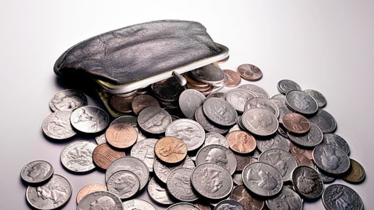 10 വര്‍ഷത്തെ സമ്പാദ്യം ബാങ്കില്‍ നിക്ഷേപിക്കാനെത്തി, പറ്റില്ലെന്ന് ബാങ്ക് ജീവനക്കാര്‍; കാരണം വിചിത്രം ! 