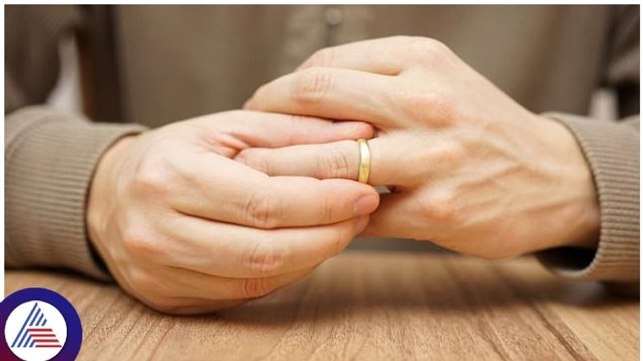 అస్ట్రేలియాలో టీ 20 మ్యాచ్ లో గర్ల్ఫ్రెండ్కి భారత అభిమాని ప్రపోజ్: ఆమె రియాక్షన్ ఇదీ... అస్ట్రేలియాలో టీ 20 మ్యాచ్ లో గర్ల్ఫ్రెండ్కి భారత అభిమాని ప్రపోజ్: ఆమె రియాక్షన్ ఇదీ...