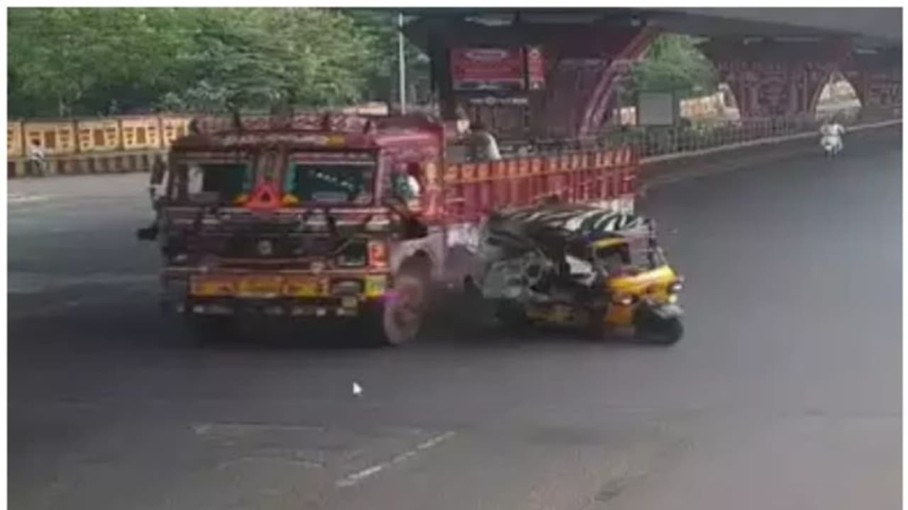 ഡ്രൈവറുടെ അശ്രദ്ധ; എട്ട് സ്കൂള്‍ വിദ്യാര്‍ത്ഥികളെയുമായി പോയ ഓട്ടോറിക്ഷ ലോറിയുമായി കൂട്ടിയിടിച്ചു