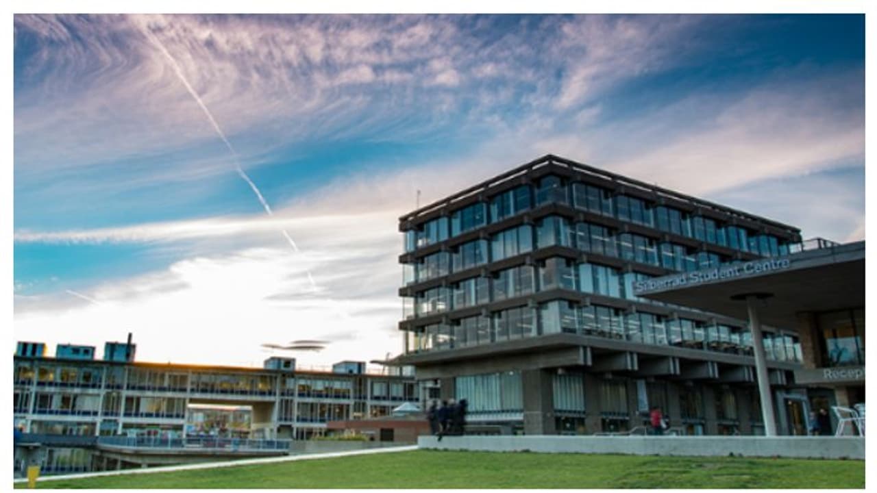 ഇന്ത്യക്കാരേ ഇതിലേ..., വമ്പന്‍ അവസരം! ലക്ഷങ്ങളുടെ സ്‌കോളര്‍ഷിപ്പ് പ്രഖ്യാപിച്ച് പ്രമുഖ യുകെ സര്‍വകലാശാല