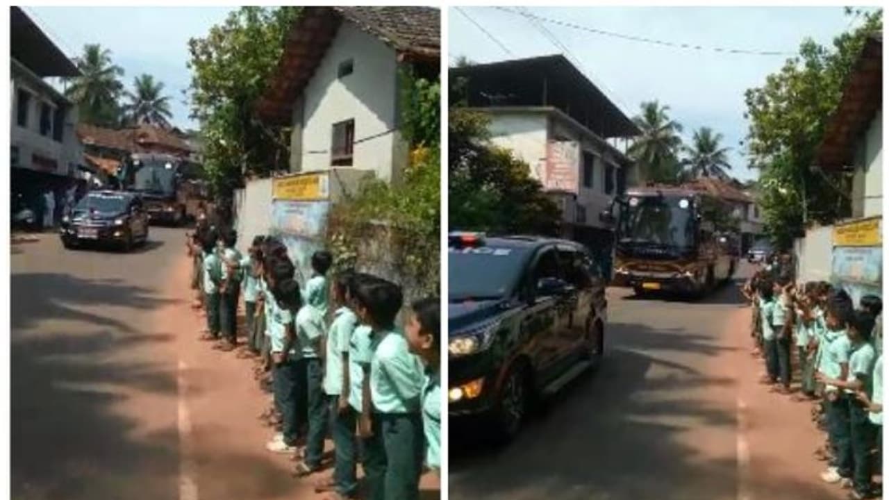 ബസിന് കൈ കാണിക്കാൻ കുട്ടികളെ ഇറക്കിനിർത്തേണ്ടെന്ന് മുഖ്യമന്ത്രിയുടെ നിർദേശം ബസിന് കൈ കാണിക്കാൻ കുട്ടികളെ ഇറക്കിനിർത്തേണ്ടെന്ന് മുഖ്യമന്ത്രിയുടെ നിർദേശം