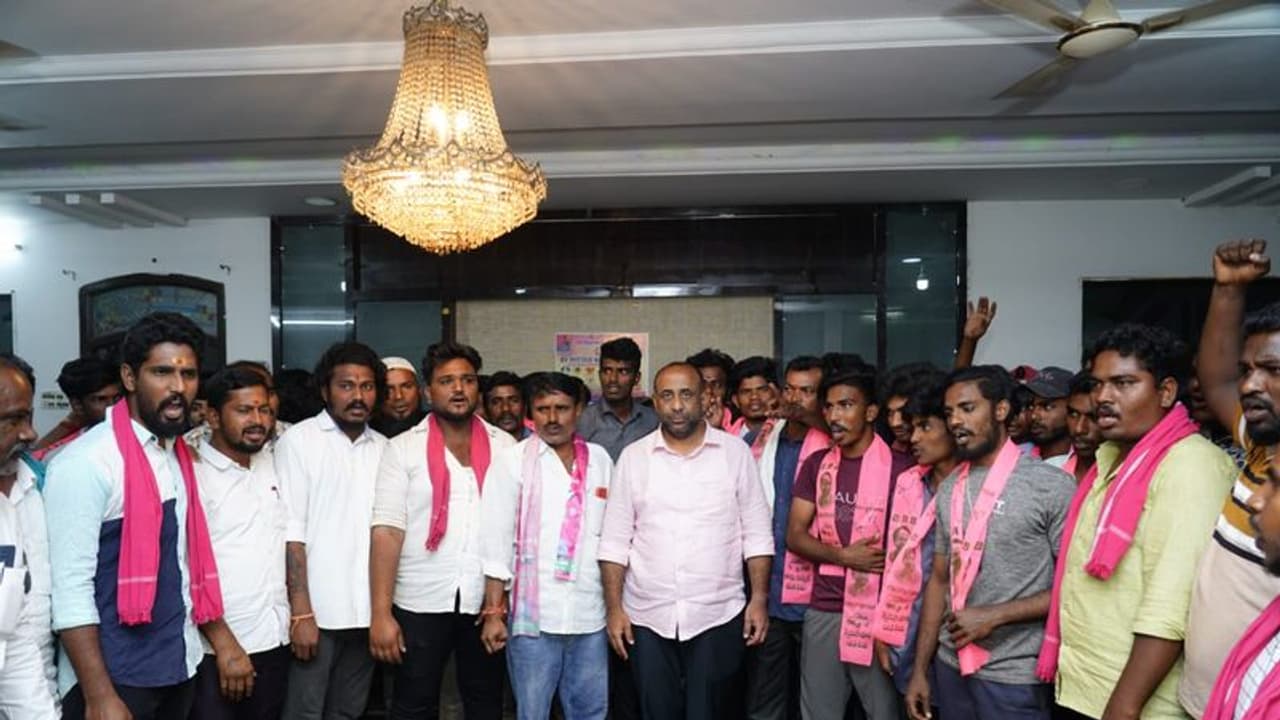 Telangana Elections 2023: బీఆర్ఎస్, కాంగ్రెస్ శ్రేణుల మధ్య ఘర్షణ.. బోధన్ ఎమ్మెల్యే షకీల్కు గాయాలు Telangana Elections 2023: బీఆర్ఎస్, కాంగ్రెస్ శ్రేణుల మధ్య ఘర్షణ.. బోధన్ ఎమ్మెల్యే షకీల్కు గాయాలు