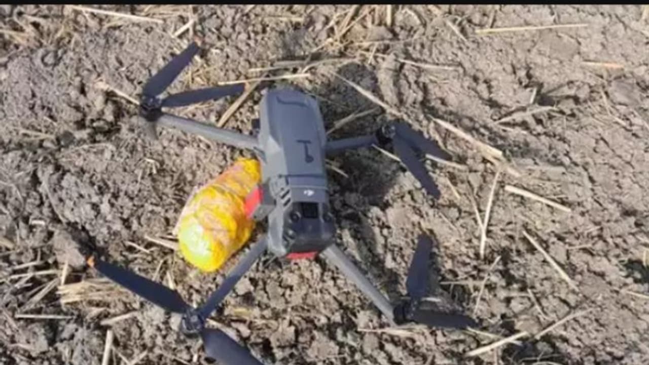 അതിര്ത്തി ഗ്രാമത്തിലേക്ക് പറന്നെത്തിയ ഡ്രോൺ, കെട്ടുകളായി വസ്തുക്കൾ, പരിശോധനയിൽ ബിഎസ്എഫ് കണ്ടെത്തിയത് ഹെറോയിൻ അതിര്ത്തി ഗ്രാമത്തിലേക്ക് പറന്നെത്തിയ ഡ്രോൺ, കെട്ടുകളായി വസ്തുക്കൾ, പരിശോധനയിൽ ബിഎസ്എഫ് കണ്ടെത്തിയത് ഹെറോയിൻ