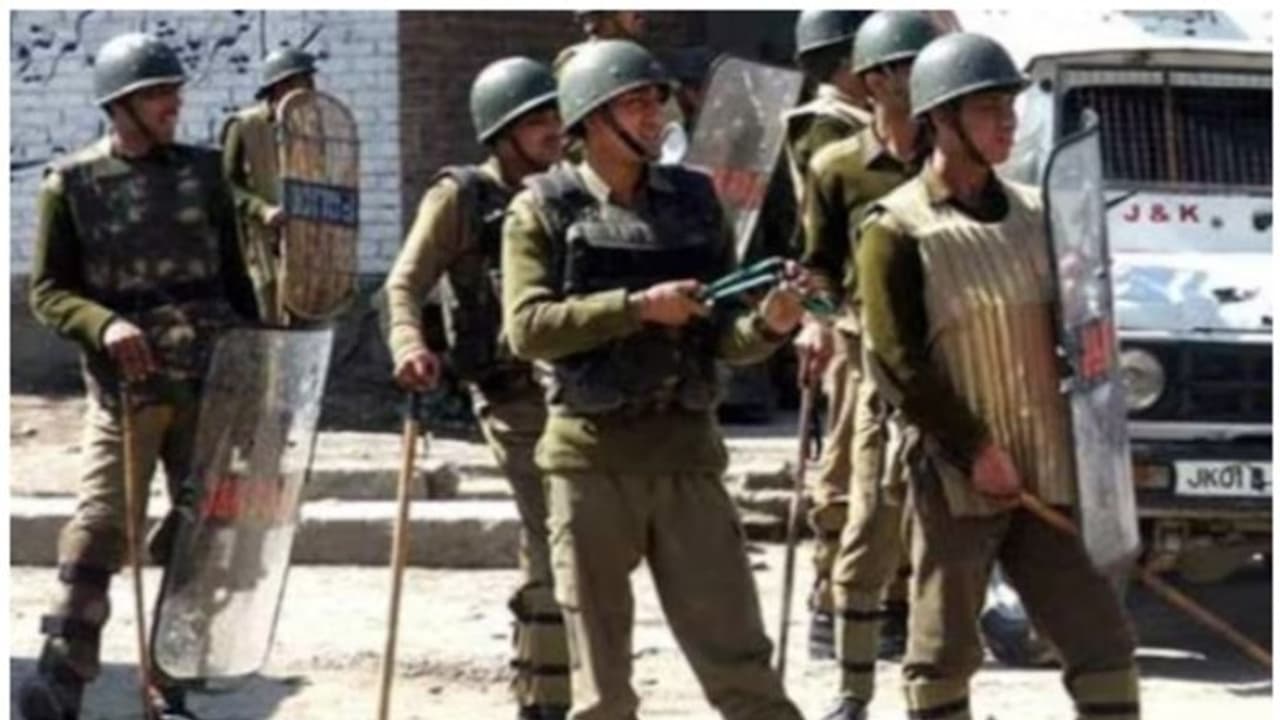 രജൗരി ഏറ്റുമുട്ടൽ: 4 സൈനികർക്ക് വീരമൃത്യു; ഒരു സൈനികന് പരിക്ക് രജൗരി ഏറ്റുമുട്ടൽ: 4 സൈനികർക്ക് വീരമൃത്യു; ഒരു സൈനികന് പരിക്ക്