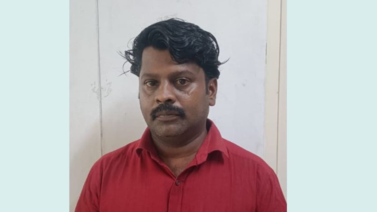 KSRTC ബസിൽ പ്രായപൂർത്തിയാകാത്ത പെൺകുട്ടിയെ കടന്നുപിടിച്ച് ലൈംഗികാതിക്രമം; പ്രതി അറസ്റ്റിൽ KSRTC ബസിൽ പ്രായപൂർത്തിയാകാത്ത പെൺകുട്ടിയെ കടന്നുപിടിച്ച് ലൈംഗികാതിക്രമം; പ്രതി അറസ്റ്റിൽ