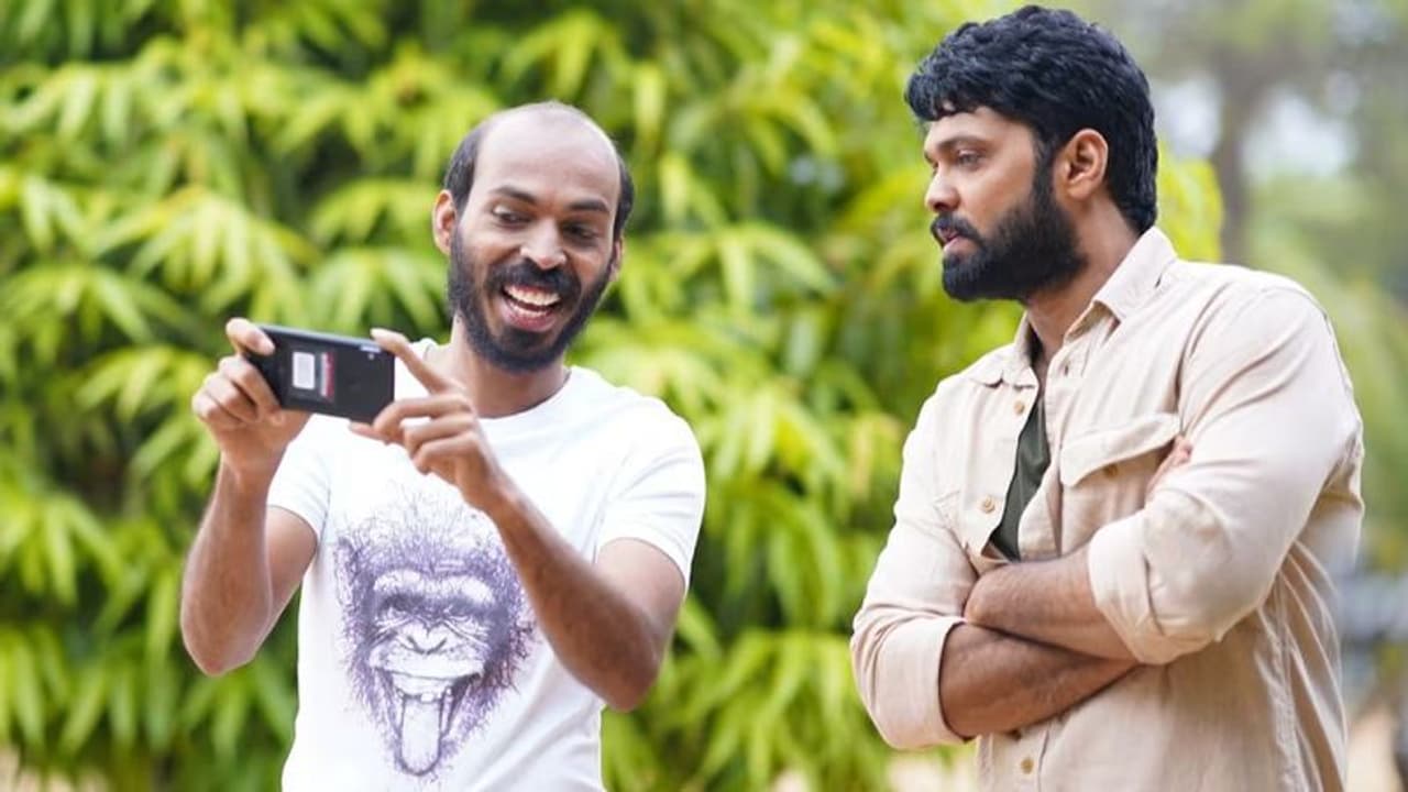 So Moody, So Beautiful: ರಾಜ್ ಬಿ ಶೆಟ್ಟಿಗೆ ರಕ್ಷಿತ್ ಶೆಟ್ಟಿ ಹೀಗೆ ಅನ್ನೋದಾ..! So Moody, So Beautiful: ರಾಜ್ ಬಿ ಶೆಟ್ಟಿಗೆ ರಕ್ಷಿತ್ ಶೆಟ್ಟಿ ಹೀಗೆ ಅನ್ನೋದಾ..!