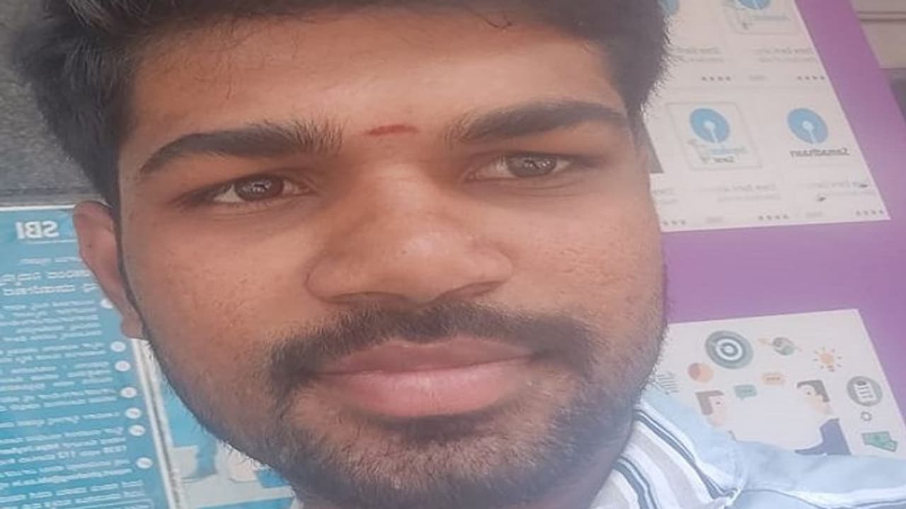 ಬೆಂಗಳೂರು: ಜೂಜಲ್ಲಿ ಹಣ ಕಳಕೊಂಡು ಕಾರಿನಲ್ಲಿ ಹೋಗಿ ಎಳನೀರು ಕದಿಯುತ್ತಿದ್ದವ ಅರೆಸ್ಟ್ ಬೆಂಗಳೂರು: ಜೂಜಲ್ಲಿ ಹಣ ಕಳಕೊಂಡು ಕಾರಿನಲ್ಲಿ ಹೋಗಿ ಎಳನೀರು ಕದಿಯುತ್ತಿದ್ದವ ಅರೆಸ್ಟ್