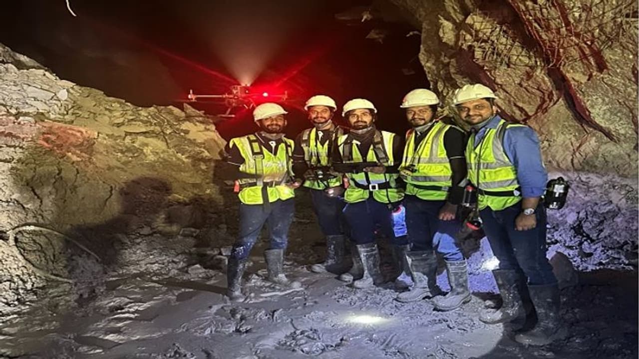 ಸಿಲ್ಕ್ಯಾರಾ ಸುರಂಗ ಭೂಕುಸಿತ: ಕಾರ್ಮಿಕರ ರಕ್ಷಣೆಗೆ ಬೆಂಗಳೂರು ತಂಡ ಸಿಲ್ಕ್ಯಾರಾ ಸುರಂಗ ಭೂಕುಸಿತ: ಕಾರ್ಮಿಕರ ರಕ್ಷಣೆಗೆ ಬೆಂಗಳೂರು ತಂಡ