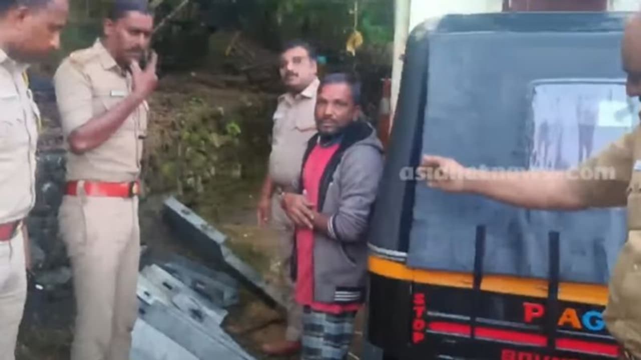 'ഇതൊരു വെറൈറ്റി കള്ളന്'; മോഷ്ടിക്കുന്നത് ക്രാഷ് ബാരിയര് തൂണുകള് മാത്രം, ഒടുവില് പിടിയില് 'ഇതൊരു വെറൈറ്റി കള്ളന്'; മോഷ്ടിക്കുന്നത് ക്രാഷ് ബാരിയര് തൂണുകള് മാത്രം, ഒടുവില് പിടിയില്