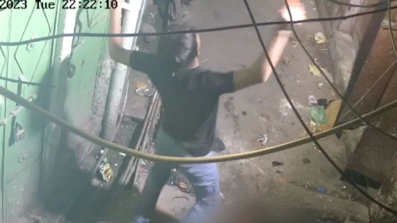 ಬಿರಿಯಾನಿ ಹಣಕ್ಕಾಗಿ ಯುವಕನ ಕತ್ತು ಹಿಸುಕಿ ಇರಿದು ಕೊಂದ; ನಂತರ ಶವದ ಮೇಲೆ ಡ್ಯಾನ್ಸ್ ಮಾಡಿದ ಬಾಲಕ! ಬಿರಿಯಾನಿ ಹಣಕ್ಕಾಗಿ ಯುವಕನ ಕತ್ತು ಹಿಸುಕಿ ಇರಿದು ಕೊಂದ; ನಂತರ ಶವದ ಮೇಲೆ ಡ್ಯಾನ್ಸ್ ಮಾಡಿದ ಬಾಲಕ!