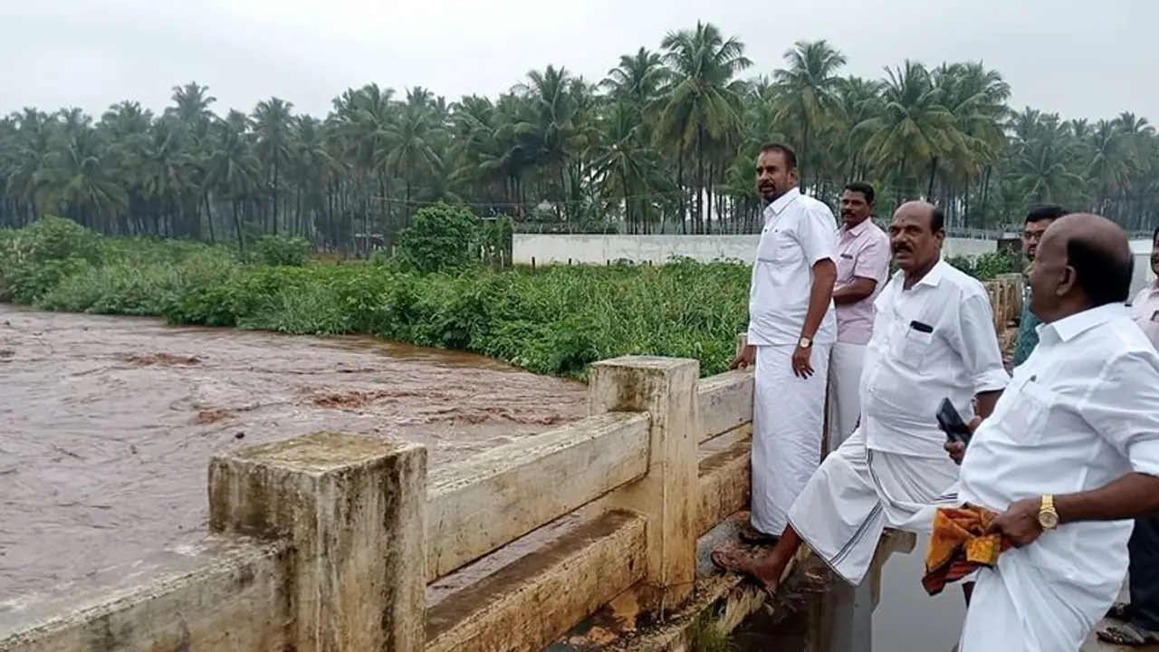 Coimbatore Noyyal River: கனமழை எதிரொலி; நொய்யல் ஆற்றில் வெள்ளப்பெருக்கு எஸ்.பி.வேலுமணி நேரில் ஆய்வு