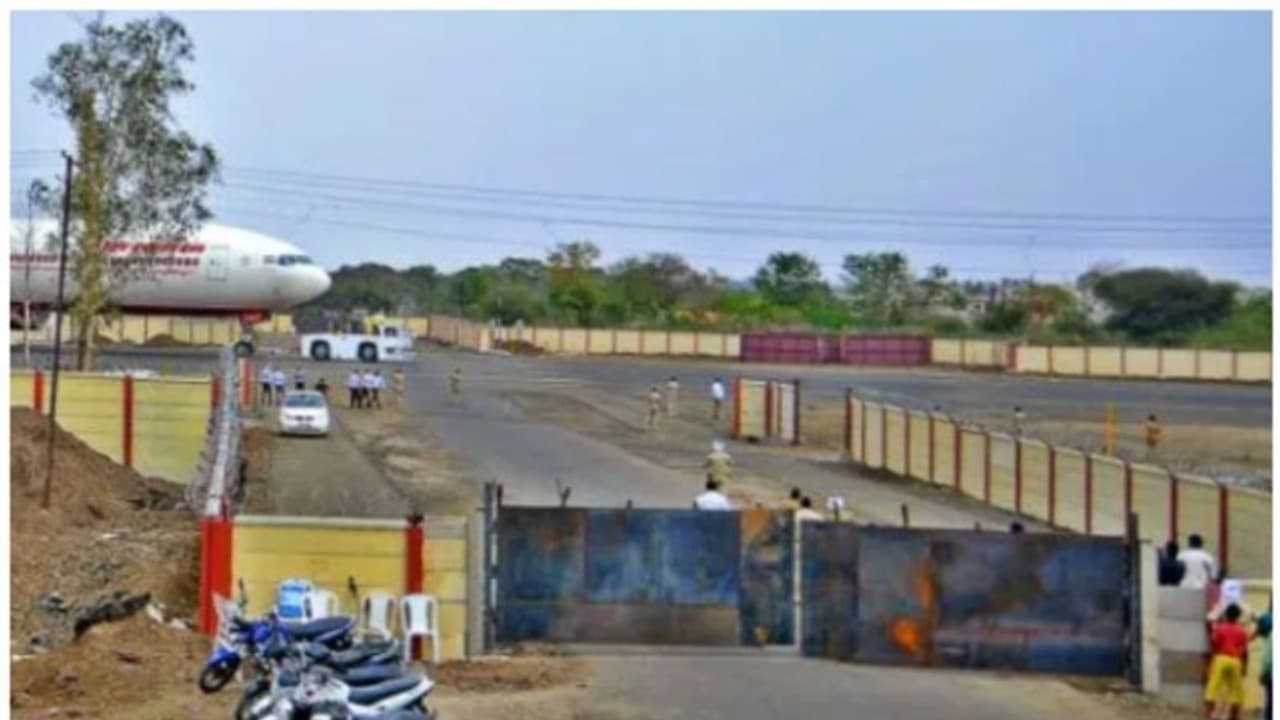 പരിശീലനത്തിനിടെ വനിതാ ട്രെയിനി പൈലറ്റിന് കണ്ട്രോൾ ടവറുമായി ബന്ധം നഷ്ടമായി; വിമാനം ടാക്സിവേയിൽ ഇറക്കി പരിശീലനത്തിനിടെ വനിതാ ട്രെയിനി പൈലറ്റിന് കണ്ട്രോൾ ടവറുമായി ബന്ധം നഷ്ടമായി; വിമാനം ടാക്സിവേയിൽ ഇറക്കി