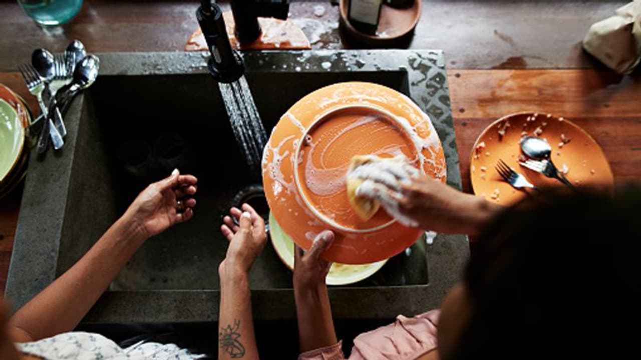 വീട് വൃത്തിയാക്കാതിരിക്കുക, പത്രം കഴുകാതെ വയ്ക്കുക എന്നീ കുറ്റങ്ങള്‍ക്ക് പിഴ ചുമത്തി ചൈന ! 