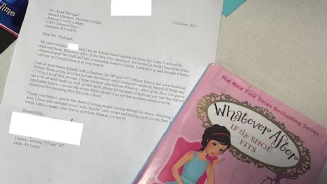 എയർപോർട്ടിൽ കളഞ്ഞുകിട്ടി, 1000 മൈൽ അകലെയുള്ള ലൈബ്രറിക്ക് പുസ്തകമയച്ചു കൊടുത്ത് പൈലറ്റ്, കയ്യടിച്ച് സോഷ്യൽമീഡിയ എയർപോർട്ടിൽ കളഞ്ഞുകിട്ടി, 1000 മൈൽ അകലെയുള്ള ലൈബ്രറിക്ക് പുസ്തകമയച്ചു കൊടുത്ത് പൈലറ്റ്, കയ്യടിച്ച് സോഷ്യൽമീഡിയ