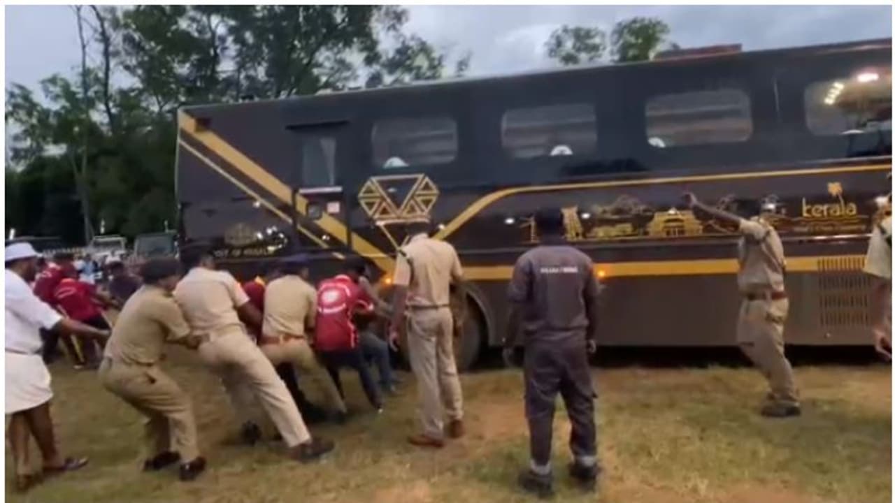 നവകേരള ബസ് ഗ്രൗണ്ടിൽ താഴ്ന്നു, എല്ലാവരും ഒത്തുപിടിച്ചു, സേഫ് വീഡിയോ നവകേരള ബസ് ഗ്രൗണ്ടിൽ താഴ്ന്നു, എല്ലാവരും ഒത്തുപിടിച്ചു, സേഫ് വീഡിയോ