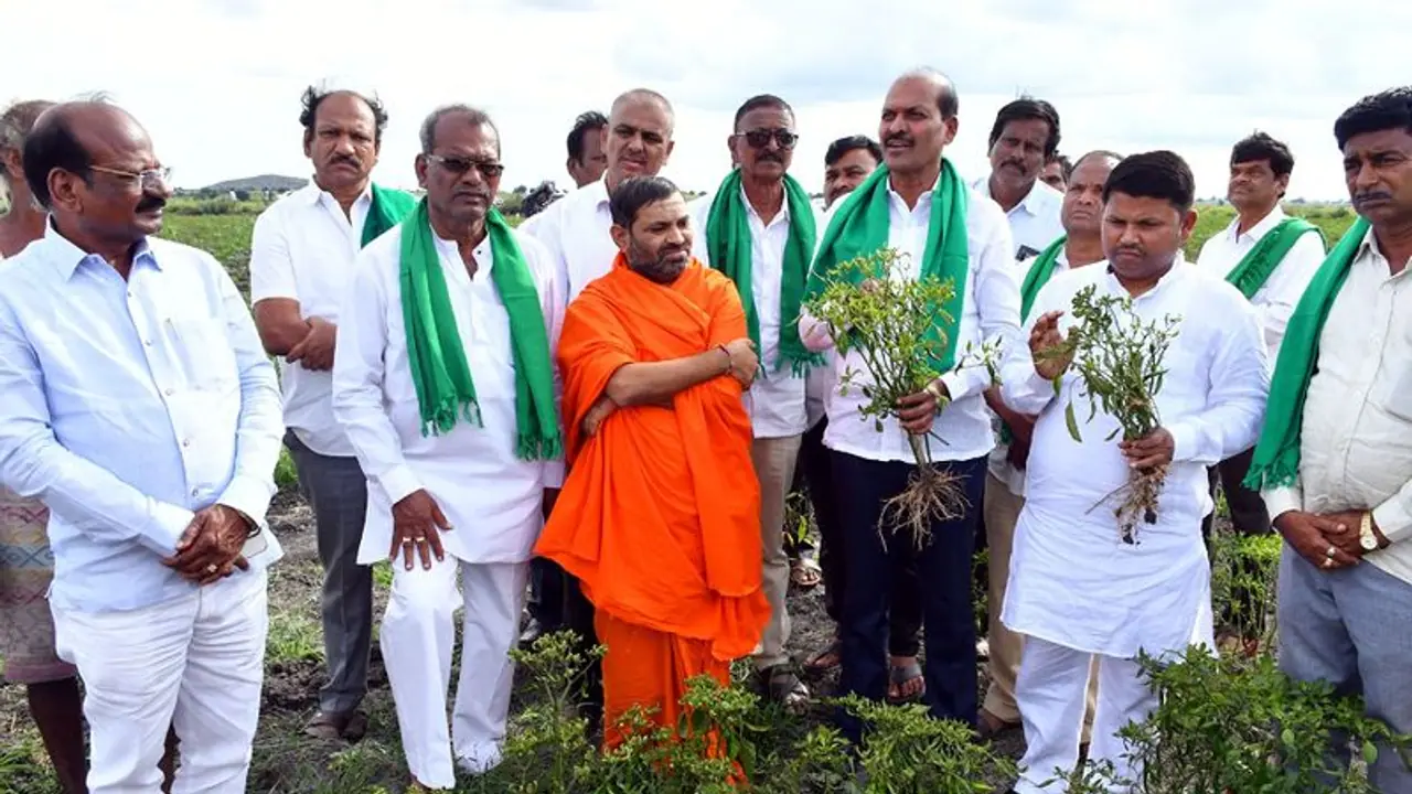 ರೈತರು ಬದುಕಿದ್ದಾಗ ಪರಿಹಾರ ನೀಡಿ: ಸ್ವಾಮೀಜಿಗಳೊಂದಿಗೆ ಬರ ಅಧ್ಯಯನ ಮಾಡಿದ ಜೆಡಿಎಸ್ ರೈತರು ಬದುಕಿದ್ದಾಗ ಪರಿಹಾರ ನೀಡಿ: ಸ್ವಾಮೀಜಿಗಳೊಂದಿಗೆ ಬರ ಅಧ್ಯಯನ ಮಾಡಿದ ಜೆಡಿಎಸ್