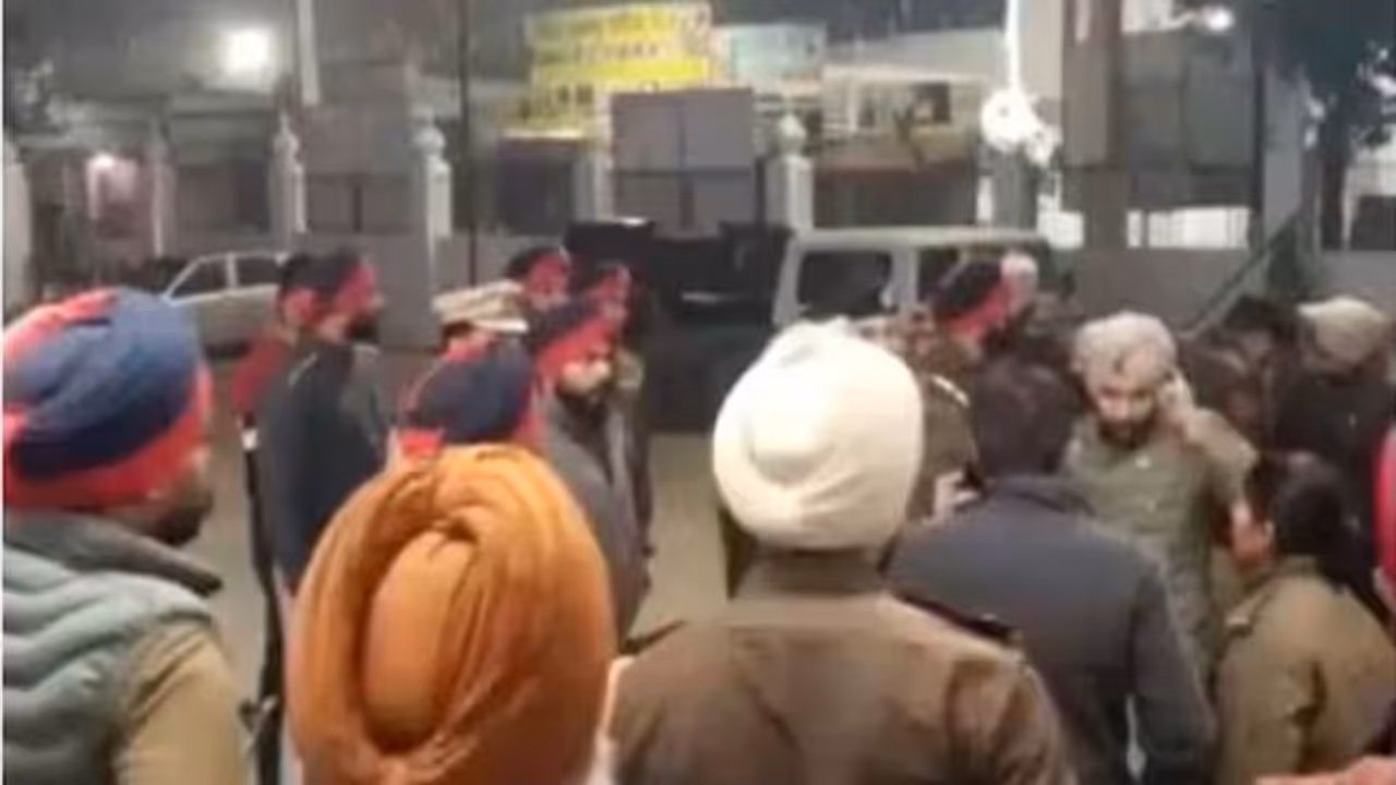 ಪೊಲೀಸರ ಮೇಲೆ ಸಿಖ್ ನಿಹಾಂಗ್ ಜನರ ಗುಂಡಿನ ದಾಳಿ: ಓರ್ವ ಪೇದೆ ಸಾವು, ಹಲವರಿಗೆ ಗಾಯ ಪೊಲೀಸರ ಮೇಲೆ ಸಿಖ್ ನಿಹಾಂಗ್ ಜನರ ಗುಂಡಿನ ದಾಳಿ: ಓರ್ವ ಪೇದೆ ಸಾವು, ಹಲವರಿಗೆ ಗಾಯ